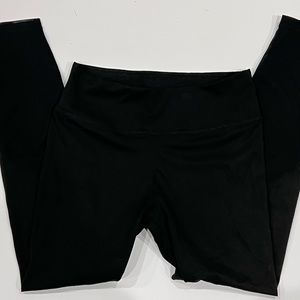 Nike Medium Dry Fit black leggings sheet bottom hem back key pocket